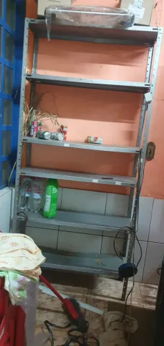 Prateleiras de ferro