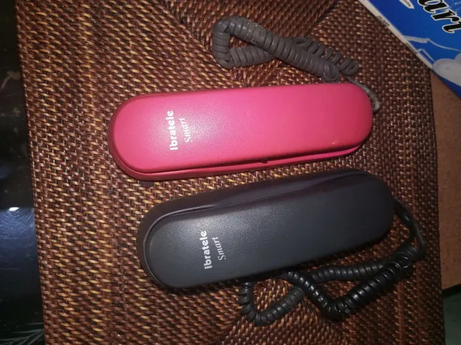 2 Telefone interfone preto e rosa