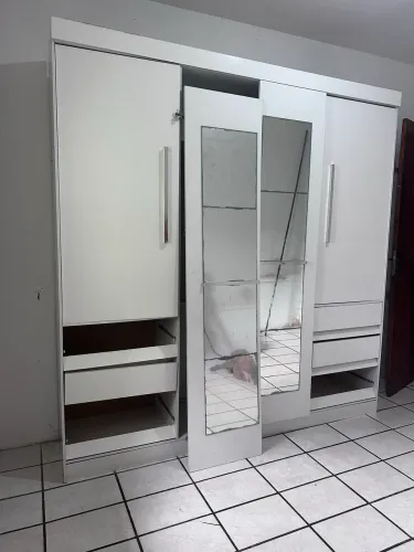Guarda roupa semi-novo
