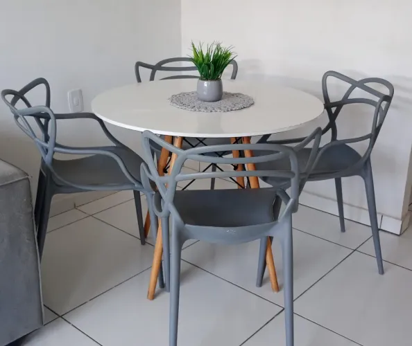 Mesa com 4 cadeiras