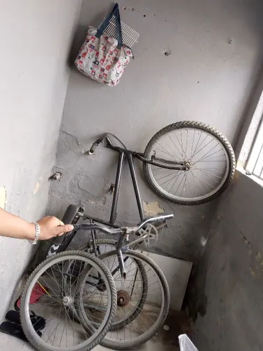 Vendo bicicleta aro 26, vai mais dois pneus, guidão e banco de mobilete