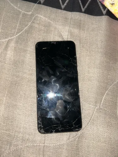vendo celular com tela vazada pra retirada de peças, tirando isso ele tá tudo ok!!!