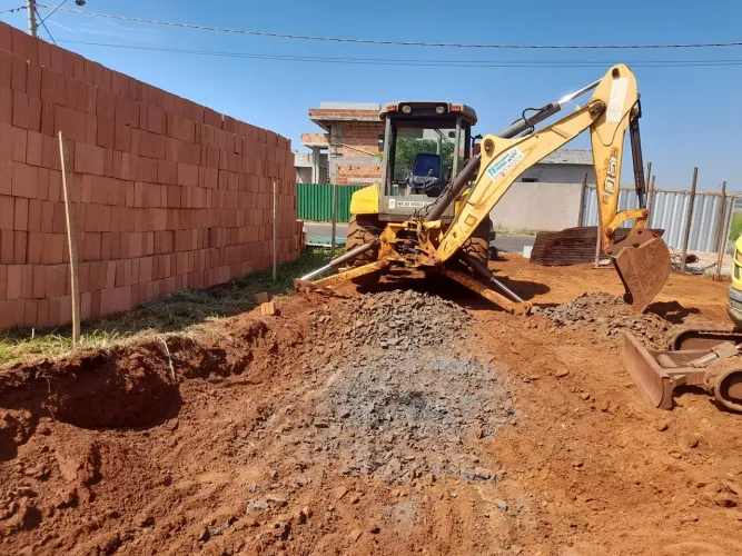 Vendo retroescavadeira b90b