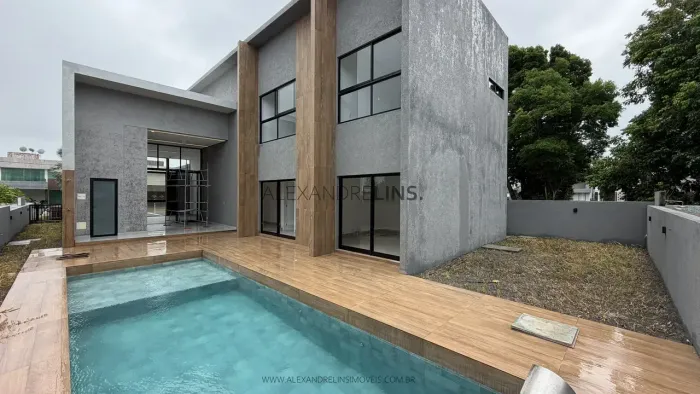 Condomínio Granville. Casa nova com 4 suítes e piscina pertinho da praia do Francês