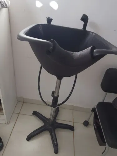 Vendo lavatório portátil e cadeira de manicure 