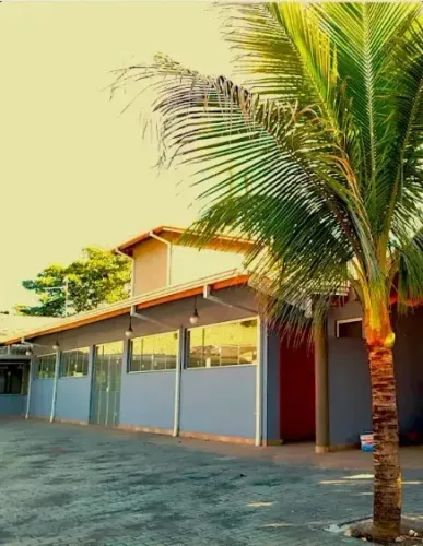 CHACARA COM SALÃO, 1 SUITE, BANHEIROS, SALAS, COZINHA INDUSTRIAL