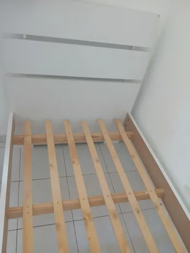 Vendo cama de solteiro semi nova