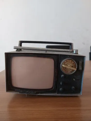 TV portátil antiga Sony anos 60 modelo 5-303W com caixa original - item de coleção