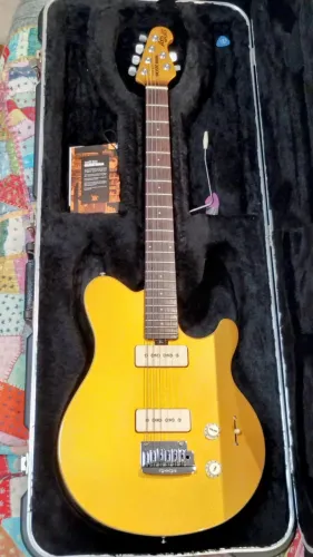 Guitarra Music Man Axis Super Sport MM90 Tremolo True Gold USA