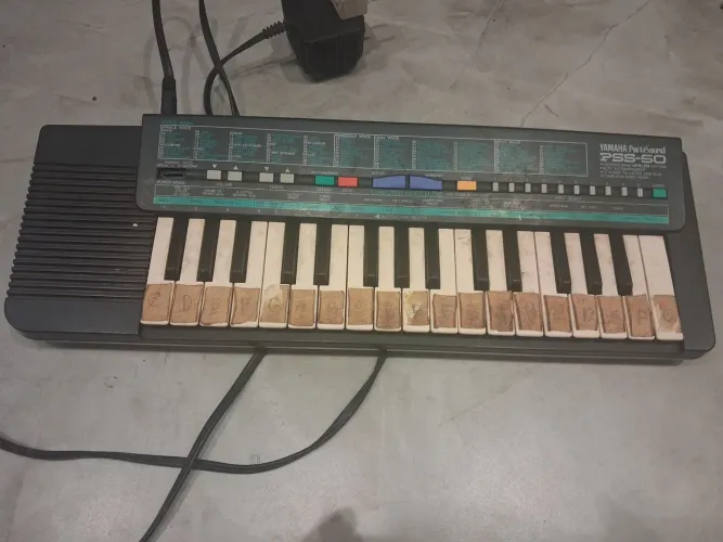 Teclado antigo anos 80