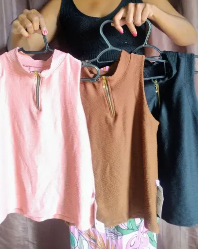 Blusa gola alta zíper P/M<br>Preto, marrom e goiaba