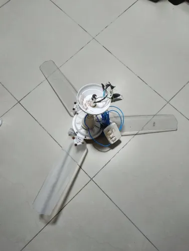 Ventilador de teto bem conservado