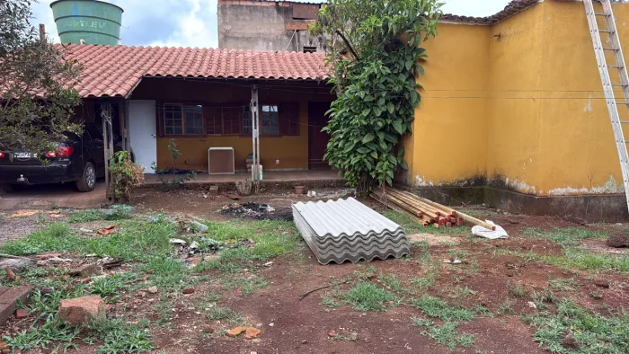Casa 3 quartos área comercial água limpa