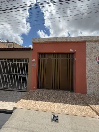 Aluga-se casa com garagem no centro de Lagarto