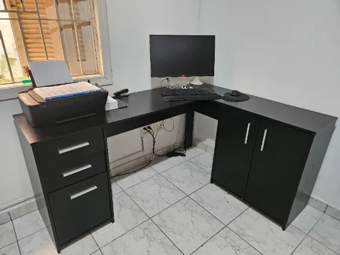 Kit Escritorio preto 3 moveis - Duas mesas e um armário