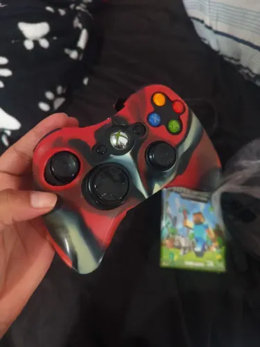 Controle Xbox 360 e jogo de Minecraft