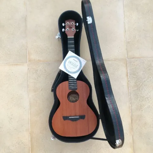 Ukulele Tenor Tagima 27K + Case + Encordoamento D'Addario (Low G)