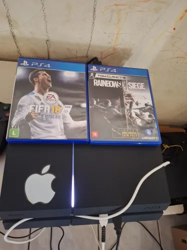 PlayStation 4 FAT 1TB + 2 Controles + 2 Jogos (Fifa 18 e Rainbow Six) - Perfeito Estado!