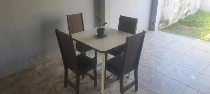 Mesa com quadro cadeiras