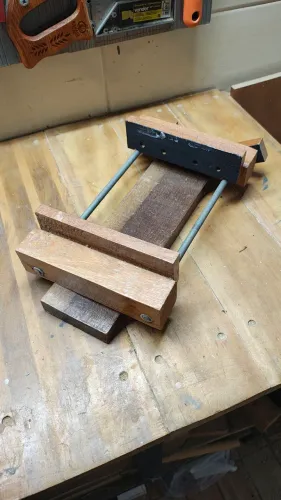 Morsa de Bancada em Madeira Maciça (Moxon Vise) - Artesanal / Novíssima