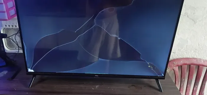 tv TCL 32 polegadas goglle tv ( tela quebrada precisar arrumar )