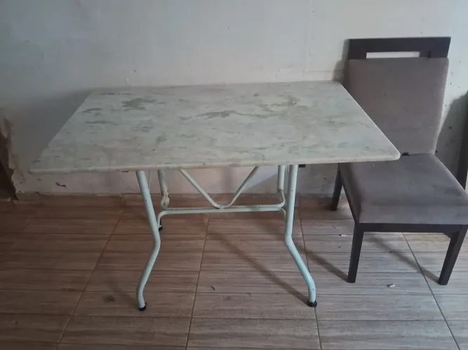 Mesa sem as cadeiras 