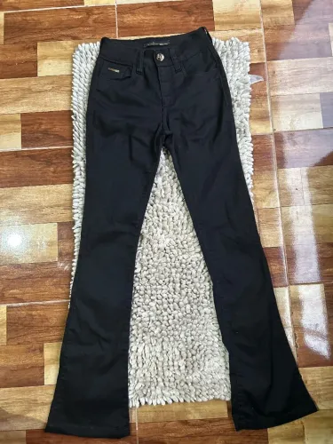 Calça jeans preta ,marca BanaBana.<br>Tam:3