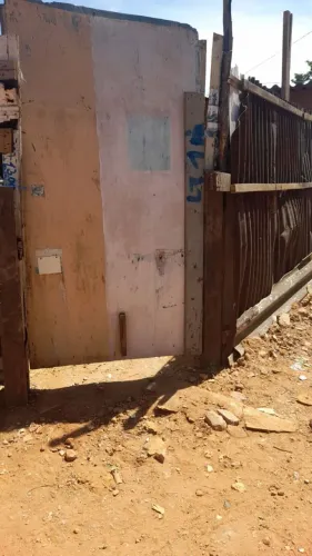 Lote de esquina com estrutura de barraco!!