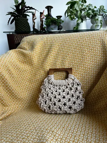Bolsa em macramê com alças de madeira