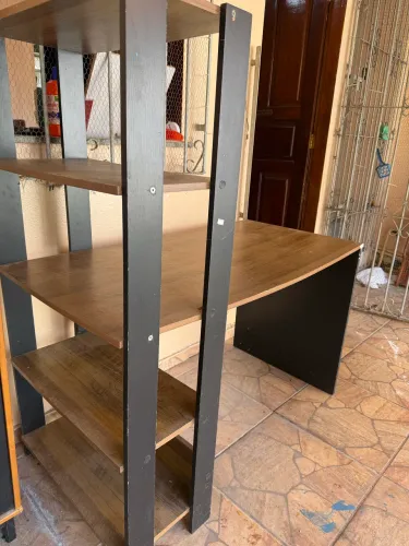 Escrivaninha com estante integrada