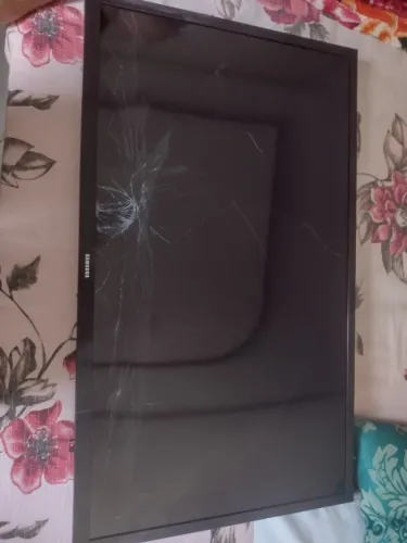 Vende-se TV Smart Samsung 32P (TELA TRINCADA)