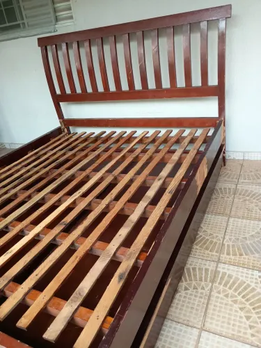 Cama queen de madeira maciça 