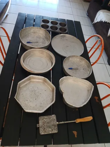 Kit sete formas de alumínio e uma sanduicheira