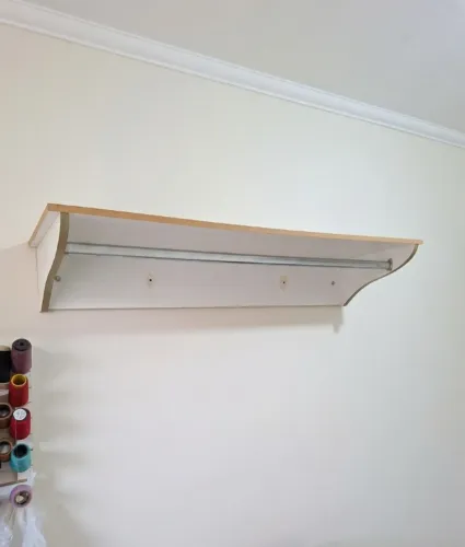 Prateleira Arara de Parede com Cabideiro - Perfeita para Quarto ou Loja