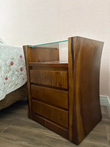 Par de Mesas de Cabeceira em Imbuia Mel Maciça - Design Curvo e Nobre