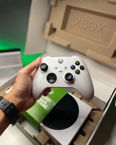 Xbox Series S em estado de novo - 2 controles caixa e jogos 