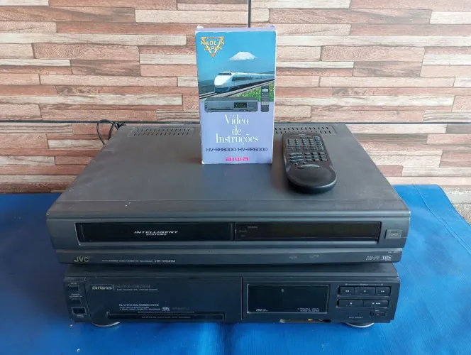 Lote c/ 2 Aparelhos VHS JVC / Aiwa