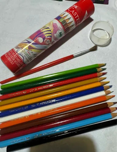 Lata rara Faber Castell com 12 lapis aquarela + pincel, com logo antiga do pincel