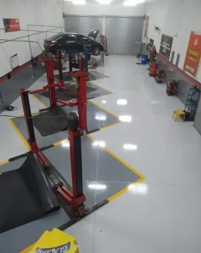 TINTA EPÓXI RESINA EPÓXI FLAKE COLORIDO MATERIAL E MÃO DE OBRA 