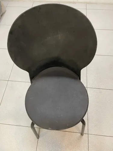 Cadeira plástica preta com estrutura de ferro