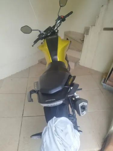 VENDE-SE CB300f Twister Dourada