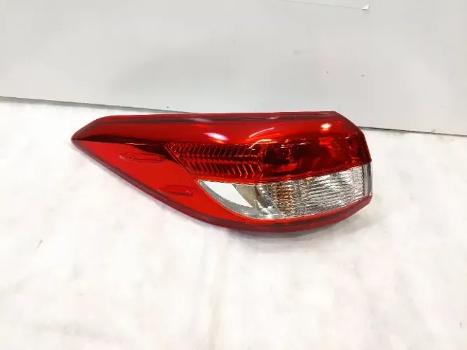 Lanterna esquerda Yaris sedan 2020 2021 2022 a 2025 LED original