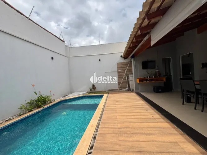 Casa residencial com 3 suítes disponível para venda no bairro Jardim Karaíba em Uberlândia