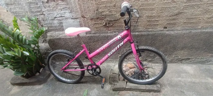 Bicicleta infantil aro 20 completa com acessórios a mais por 320.00