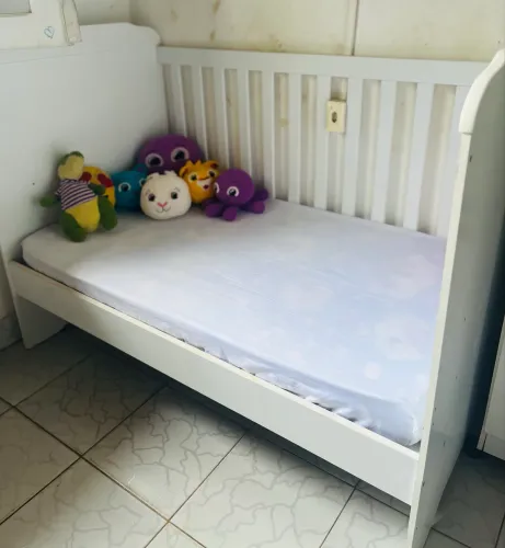 Berço sem aro para mosqueteiro inclui as duas grades e um colchão 
