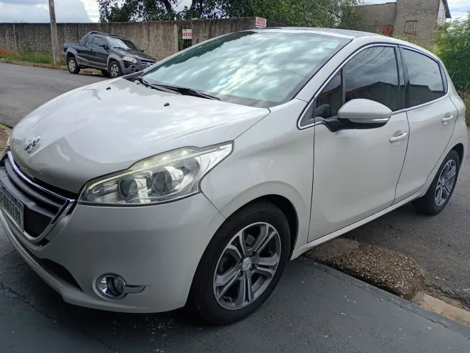Peugeot 208 Griffe 1.6 Flex 16V 5P Aut. 2014