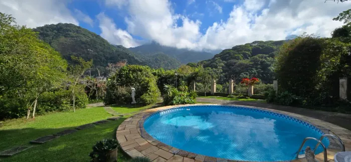Casa com jardim e piscina