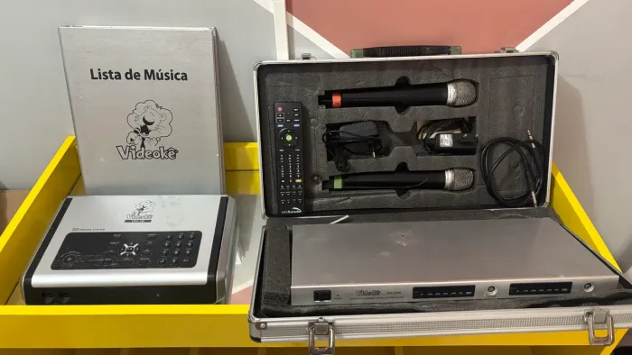 VIDEOKÊ VIDEOKÊ PRO-750 COMPLETO + 2 MICROFONES SEM FIO 