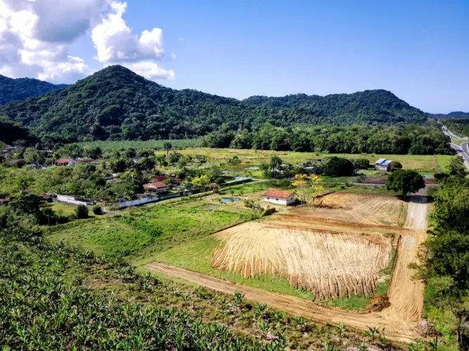 Terreno localizado lado praia em frente a rodovia