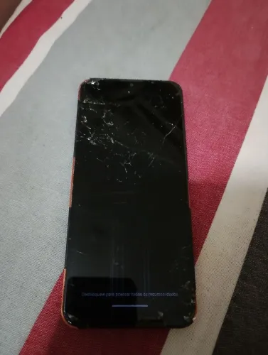 Celular moto e7 plus 64gb com a tela trincada